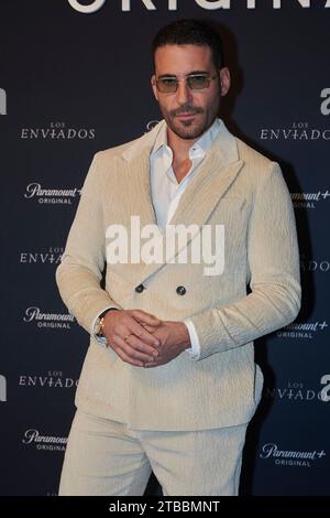 Miguel Angel Silvestre besucht am 5. Dezember 2023 den blauen Teppich der TV-Serie „Los Enviados“ im Teatro Helenico in Mexiko-Stadt. (Foto: Jaime Nogales/Eyepix Group) (Foto: Eyepix/NurPhoto) Stockfoto