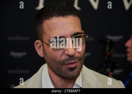 Miguel Angel Silvestre besucht am 5. Dezember 2023 den blauen Teppich der TV-Serie „Los Enviados“ im Teatro Helenico in Mexiko-Stadt. (Foto: Jaime Nogales/Eyepix Group) (Foto: Eyepix/NurPhoto) Stockfoto