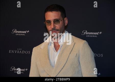 Miguel Angel Silvestre besucht am 5. Dezember 2023 den blauen Teppich der TV-Serie „Los Enviados“ im Teatro Helenico in Mexiko-Stadt. (Foto: Jaime Nogales/Eyepix Group) (Foto: Eyepix/NurPhoto) Stockfoto