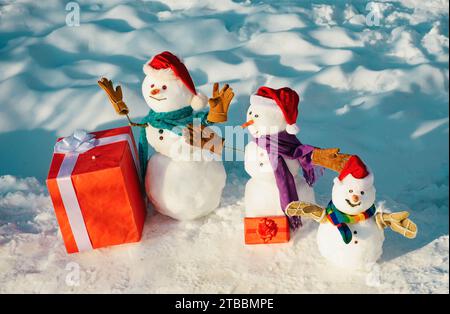 Winterporträt des hübschen Hipsters im Schneegarten mit Geschenk-Marke Schneemann. Moderner Weihnachtsmann. Holly Jolly Swag Weihnachten und noel. Weihnachten und Neujahr h Stockfoto