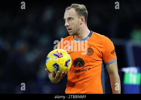 Carlos Augusto vom FC Internazionale sieht beim Spiel der Serie A zwischen dem SSC Napoli und dem FC Internazionale am 3. Dezember 2023 im Stadio Maradona in Neapel an. Stockfoto