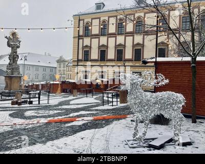 6. Dezember 2023, Brünn, Tschechien: Stadtplatz Zelný trh mit Weihnachtsdekoration. Leerer Markt, der morgens mit Schnee bedeckt ist. Stockfoto