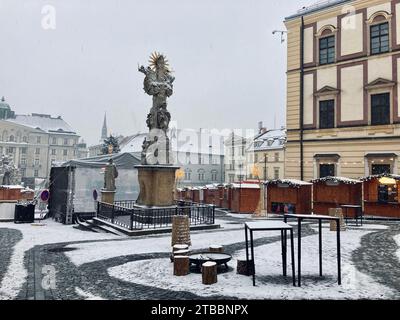 6. Dezember 2023, Brünn, Tschechien: Stadtplatz Zelný trh mit Weihnachtsdekoration. Leerer Markt, der morgens mit Schnee bedeckt ist. Stockfoto