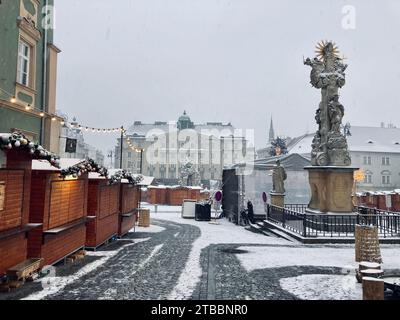 6. Dezember 2023, Brünn, Tschechien: Stadtplatz Zelný trh mit Weihnachtsdekoration. Leerer Markt, der morgens mit Schnee bedeckt ist. Stockfoto