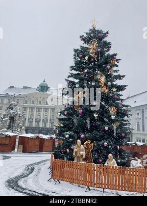 6. Dezember 2023, Brünn, Tschechien: Stadtplatz Zelný trh mit Weihnachtsdekoration. Leerer Markt, der morgens mit Schnee bedeckt ist. Stockfoto