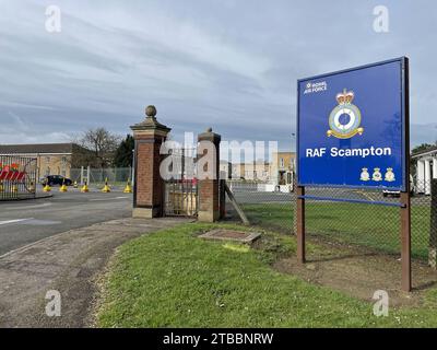 Aktenfoto vom 29. April 3/2023 von einer Ansicht der RAF Scampton in Lincoln. Ein rat wartet auf das Urteil eines Richters des High Court, nachdem er argumentiert hat, dass die Regierung Pläne zur Nutzung von Land, das einst Teil einer der berühmtesten RAF-Stützpunkte Englands war, vernichtet werden sollten. Der West Lindsey District Council mit Sitz in Gainsborough, Lincolnshire, sagt, dass eine Entscheidung, Land auf dem stillgelegten RAF Scampton Flugplatz zu nutzen, wo die Dambusters während des Zweiten Weltkriegs ihren Sitz hatten, rechtswidrig sei. Ausgabedatum: Mittwoch, 6. Dezember 2023. Stockfoto