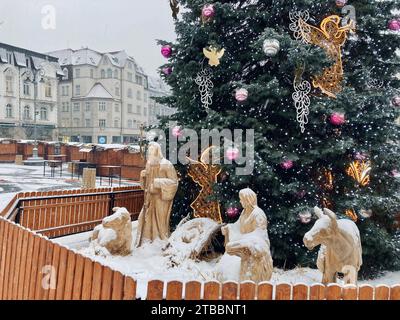 6. Dezember 2023, Brünn, Tschechien: Stadtplatz Zelný trh mit Weihnachtsdekoration. Leerer Markt, der morgens mit Schnee bedeckt ist. Stockfoto