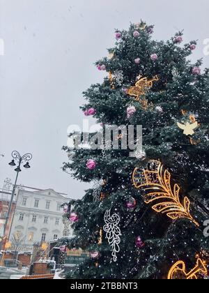 6. Dezember 2023, Brünn, Tschechien: Stadtplatz Zelný trh mit Weihnachtsdekoration. Leerer Markt, der morgens mit Schnee bedeckt ist. Stockfoto