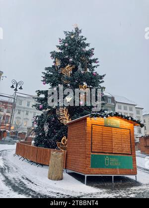 6. Dezember 2023, Brünn, Tschechien: Stadtplatz Zelný trh mit Weihnachtsdekoration. Leerer Markt, der morgens mit Schnee bedeckt ist. Stockfoto