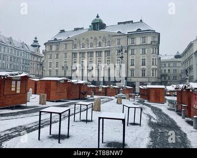 6. Dezember 2023, Brünn, Tschechien: Stadtplatz Zelný trh mit Weihnachtsdekoration. Leerer Markt, der morgens mit Schnee bedeckt ist. Stockfoto