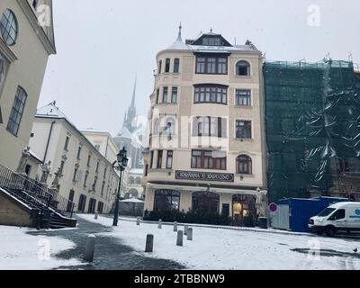 6. Dezember 2023, Brünn, Tschechien: Schnee und Nebel erschweren den Transport in den Straßen von Brünn. Stockfoto