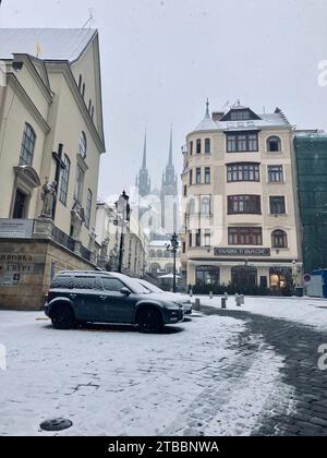 6. Dezember 2023, Brünn, Tschechien: Schnee und Nebel erschweren den Transport in den Straßen von Brünn. Stockfoto