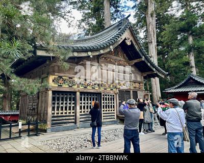 Der Heilige Stall am Nikko Toshogu-Schrein in Nikko, Japan. Dieses Gebäude ist vor allem für die Skulptur „drei Weisen Affen“ auf seiner Tafel bekannt. Stockfoto