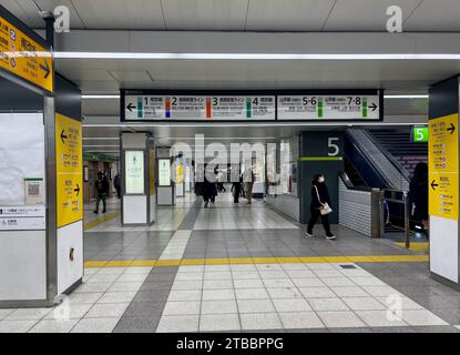 Innenraum des JR-Bahnhofs Ikebukuro in Tokio, Japan. Dieser Bahnhof ist der zweitgrößte Bahnhof Japans. Stockfoto