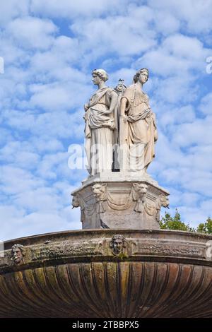Drei weibliche Statuen auf der Spitze der Fontaine de la Rotonde, am westlichen Ende der Cours Mirabeau in Aix-en-Provence, errichtet 1860 Stockfoto