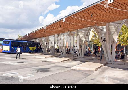 Der Hauptbusbahnhof Gare Routière, der jährlich 8 m Fahrgäste bedient, ist mit weiß lackierten, empfindlichen Stahlbögen ausgestattet und bietet Schutz vor Sonne und Regen. Stockfoto