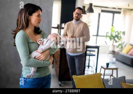 Junge Frau, die zu Hause an postnataler Depression leidet Stockfoto