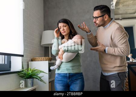 Gestresste Paare streiten und Eheprobleme haben. Eheschwierigkeiten, Scheidungskonzept. Stockfoto