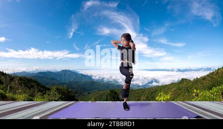 Junge asiatische Mädchen in der Natur. Stehkreuz-Crunches Stockfoto