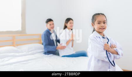 Asiatische Kinder, glücklich liebevolle Familie. Sie will Ärztin werden. Stockfoto