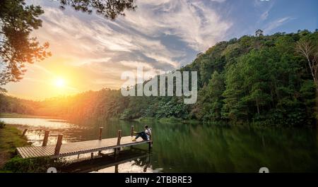 Reisende mit Tablet können sich in Pang Ung Lake, nördlich von Thailand, entspannen. Dies ist eine Touristenattraktion, die die Leute für den Winterurlaub besuchen Stockfoto