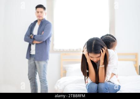 Eltern streiten sich vor ihrer Tochter. Konzept des Familienstreits Stockfoto