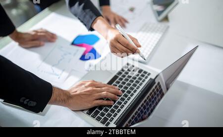 Geschäftliche Besprechungszeit. Geschäftsmann und Geschäftsfrau, die an einem Startup-Projekt arbeiten. Stockfoto