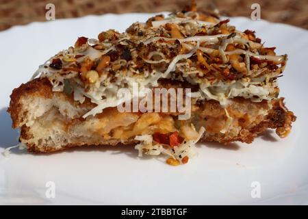 Offener Käse-Sandwich-Toast mit Pizza und Mayo-Käse Stockfoto