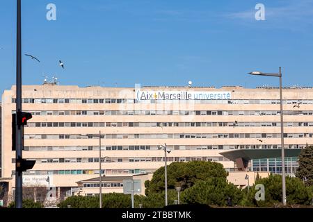 Marseille, Frankreich - 28. Januar 2022: Außenfassade und das Zeichen der Aix Marseilles Universirty in St. Bezirk Charles von Marseille, Frankreich Stockfoto