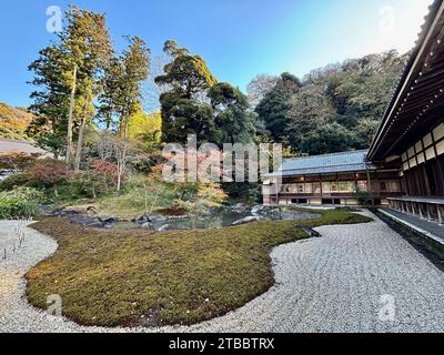 Ein wunderschöner japanischer Zen-Garten am Engaku-JI-Tempel in Kamakura, Japan. Stockfoto