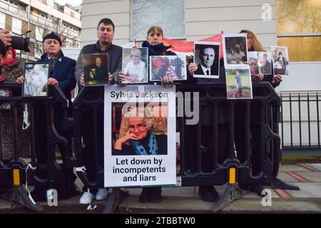 London, Großbritannien. Dezember 2023. Demonstranten und Hinterbliebene versammeln sich vor dem COVID-19-Untersuchungszentrum, als der ehemalige Premierminister Boris Johnson zu einer Anhörung eintrifft. Quelle: Vuk Valcic/Alamy Live News Stockfoto