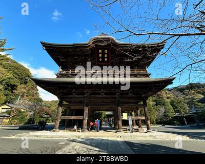 Das Haupttor des Kencho-JI-Tempels in Kamakura, Japan. Dieses Holztor wurde 1754 erbaut. Stockfoto