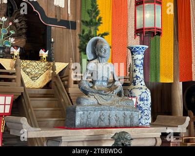 Eine Statue des asketischen Buddha in der Hatto- oder „Dharma-Halle“ des Kencho-JI-Tempels in Kamakura, Japan. Stockfoto