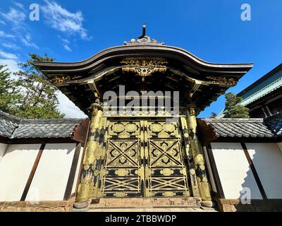 Das Karamon oder „Grand Gate“ am Kencho-JI-Tempel in Kamakura, Japan. Stockfoto