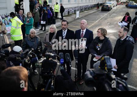 Der Anwalt Aamer Anwar liest eine Erklärung von seinem Telefon, da er Mitglieder der COVID-Hinterbliebenen sowie andere Kernteilnehmer wie Long COVID, (von links nach rechts) Hannana Siddiqui, Anna Louise Marsh-Rees, Aamer Anwar, Alan Inglis, Natalie Rogers und Craig Court steht. außerhalb der COVID-19-Untersuchung des Vereinigten Königreichs im Dorland House in London, wo der ehemalige Premierminister Boris Johnson während seiner zweiten Untersuchung (Modul 2) Beweise vorlegen soll, in denen Kernentscheidungen und politische Governance des Vereinigten Königreichs untersucht werden. Bilddatum: Mittwoch, 6. Dezember 2023. Stockfoto