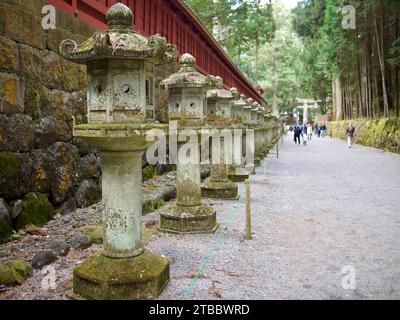 Steinlaternen vor dem Futarasan Jinja Schrein in Nikko, Japan. Dieser Schrein wurde 767 von Shodo Shonin gegründet. Stockfoto