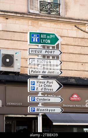 Marseilles, Frankreich - 28. Januar 2022: Wegbeschreibung Wegweiser auf der Straße mit den nahe gelegenen Orten in der Stadt Marseille, Frankreich. Stockfoto