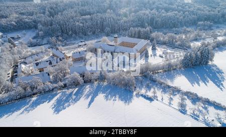 Luftaufnahme des Zisterzienserklosters Oberschönenfeld bei Augsburg im Naturpark Westwälder, Schwaben, Bayern, Deutschland, Europa Stockfoto