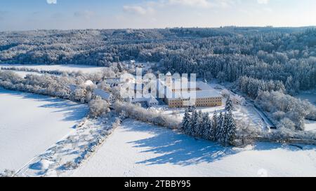 Luftaufnahme des Zisterzienserklosters Oberschönenfeld bei Augsburg im Naturpark Westwälder, Schwaben, Bayern, Deutschland, Europa Stockfoto