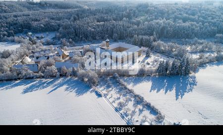 Luftaufnahme des Zisterzienserklosters Oberschönenfeld bei Augsburg im Naturpark Westwälder, Schwaben, Bayern, Deutschland, Europa Stockfoto