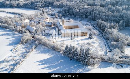 Luftaufnahme des Zisterzienserklosters Oberschönenfeld bei Augsburg im Naturpark Westwälder, Schwaben, Bayern, Deutschland, Europa Stockfoto