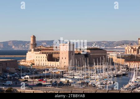 Marseille, Frankreich - 28. JAN 2022: Fort Saint-Jean ist eine Festung in Marseille, die 1660 von Ludwig XIV. Am Eingang zum Alten Hafen erbaut wurde. Stockfoto