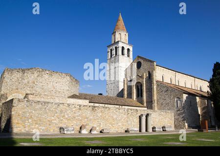 Basilica di Santa Maria Assunta (italienisch: Basilica Patriarcale di Santa Maria Assunta) ist die Hauptkirche der Stadt Aquileia Stockfoto