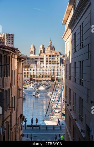 Marseille, Frankreich - 28. Januar 2022: Der Alte Hafen von Marseille umgibt einen lebhaften Yachthafen, der für seine stilvollen Hotels, Cafés und Cafés am Wasser bekannt ist Stockfoto