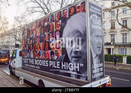 London, England, Großbritannien. Dezember 2023. Ein Ad-Van mit dem mutmaßlichen Zitat von Boris Johnson aus dem Jahr 2020, „Let the Bodies Pile High“, steht vor dem COVID-19-Untersuchungszentrum, als der ehemalige Premierminister zu einer Anhörung eintrifft. (Kreditbild: © Vuk Valcic/ZUMA Press Wire) NUR REDAKTIONELLE VERWENDUNG! Nicht für kommerzielle ZWECKE! Quelle: ZUMA Press, Inc./Alamy Live News Stockfoto