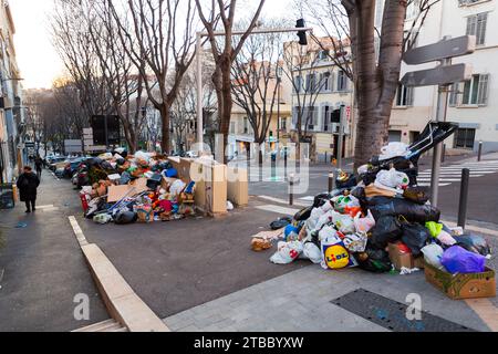 Marseille, Frankreich - 28. Januar 2022: Riesiger Müllhaufen auf den Bürgersteig in den Straßen von Marseille, Frankreich. Stockfoto