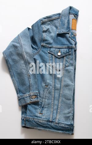 Seitenansicht der blauen Truckers Denim Jacke isoliert auf weißem Hintergrund Stockfoto