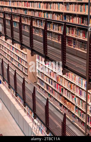 Zeitgenössische Stiftung des jüdischen Dokumentationszentrums. Moderne Bibliothek im Mailänder Hauptbahnhof. Industrielle, zeitgenössische Architektur. Italien Stockfoto