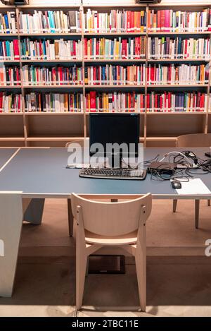 Zeitgenössische Stiftung des jüdischen Dokumentationszentrums. Moderne Bibliothek im Mailänder Hauptbahnhof. Industrielle, zeitgenössische Architektur. Italien Stockfoto