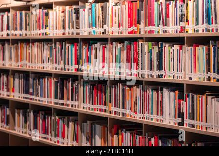 Zeitgenössische Stiftung des jüdischen Dokumentationszentrums. Moderne Bibliothek im Mailänder Hauptbahnhof. Industrielle, zeitgenössische Architektur. Italien Stockfoto